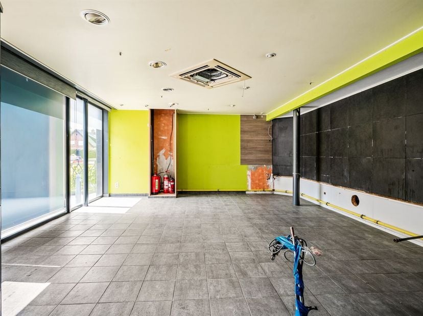 Handelspand van 163m² gunstige ligging met achteringang<br />
Omschrijving:<br />
Dit ruime handelspand met horecafunctie is momenteel praktisch inged