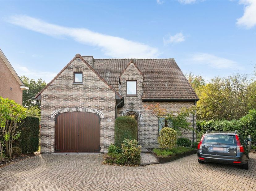 - Kruipkelder;<br />
- Gelijkvloers: inkomhal, toilet, garage, slaapkamer 1, badkamer 1, woonkamer, berging/wasplaats, keuken;<br />
- 1ste verdiep: 3