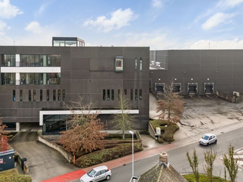 Fantastisch gelegen bedrijfsgebouw, vlak aan op- en afrit E40 Wetteren, bestaande uit +/- 6.227 m² magazijnruimte in combinatie met high end afgewerkt