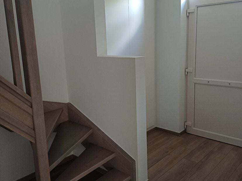 Nieuwbouw instapklare gezinswoning met 3 slaapkamers op een zeer gunstige ligging. De woning is voorzien van een ruime inkomhal, woonkamer, keuken, be