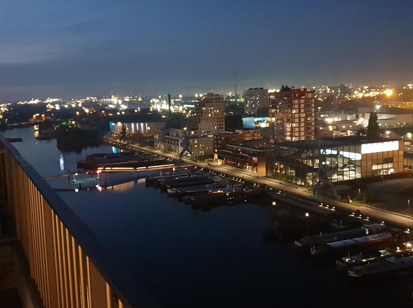 Gemeubeld penthouse op de 15de en 16de verdieping met uitzicht op zowel de nieuwe dokken als de binnenstad.<br />
Ruim appartement van 143m³ met 2 sla
