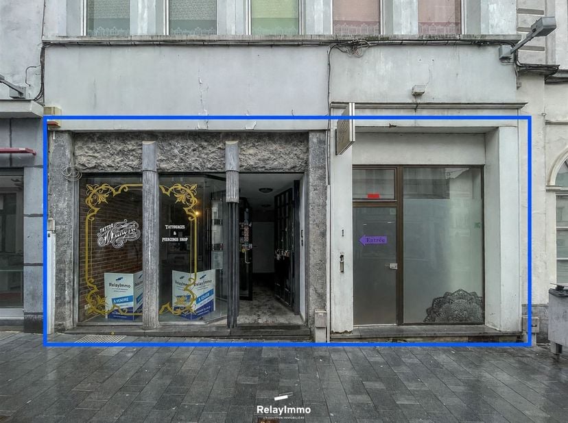 100 m² winkelruimte ideaal gelegen in de onmiddellijke nabijheid van het Sint-Pietersplein<br />
<br />
Mogelijkheid tot splitsing in twee aparte un