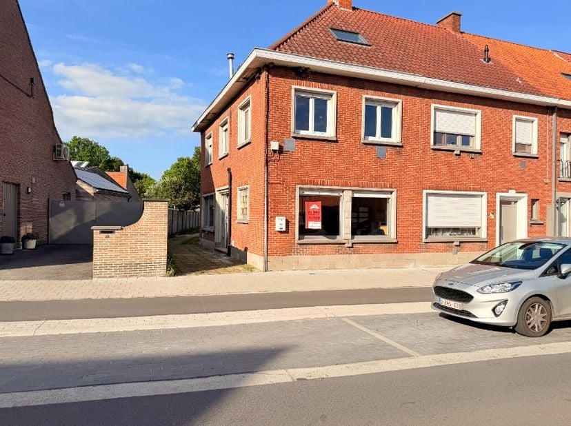 Op een gunstige ligging nabij het centrum van Tielt bevindt zich deze halfopen bebouwing met een ruime tuin en veel potentieel. De woning is volledig