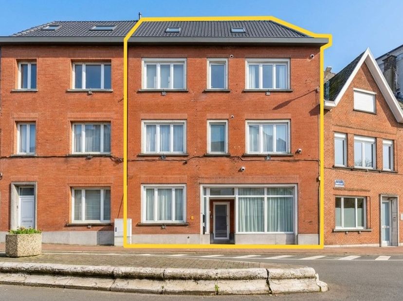 In het hart van Zottegem bevindt zich deze uitstekend gelegen opbrengsteigendom, bestaande uit twee verzorgde appartementen met telkens twee slaapkame