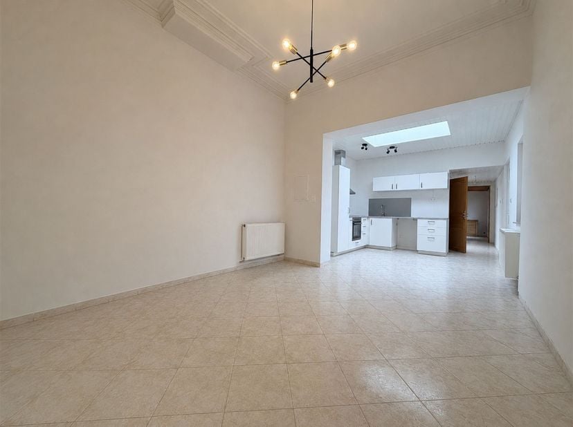 Très bonne maison d'habitation mitoyenne semi-plain-pied avec garage et grande cour/terrasse idéalement située sur 1 are 55 centiares à proximité des