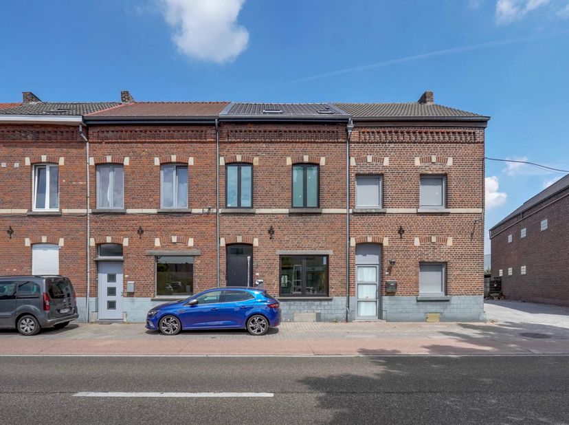 Deze ruime woning ligt aan de stadsrand van Sint-Truiden. In de afgelopen twee jaar werd het door professionals gerenoveerd tot een energiezuinige en