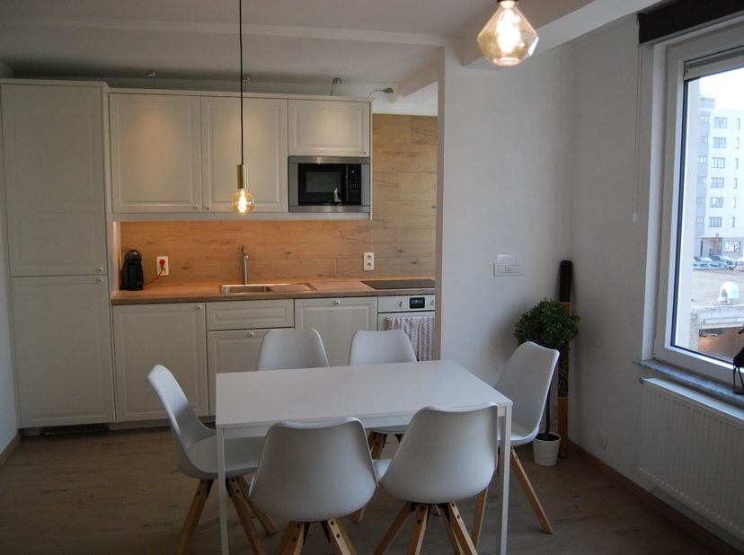 Dit charmante appartement met zeezicht en twee slaapkamers is gelegen op een toplocatie, op slechts enkele meters van het strand van Zeebrugge. Het be