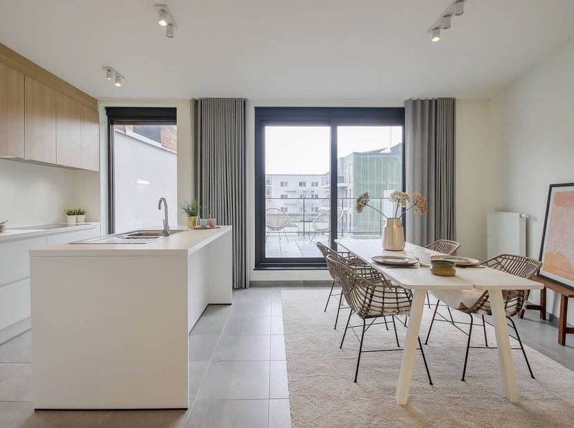 Het duplex-appartement bestaat uit:<br />
3e verdiep: <br />
- inkomhal met gastentoilet<br />
- een lichtrijke eetruimte met open keuken<br />
- een