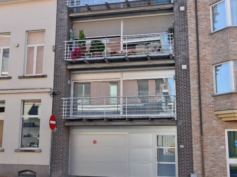 NOORDSTRAAT 128 BUS 2<br />
8800 ROESELARE<br />
Dit zeer mooi en instapklaar appartement is ideaal gelegen in het centrum van Roeselare, op de tweede