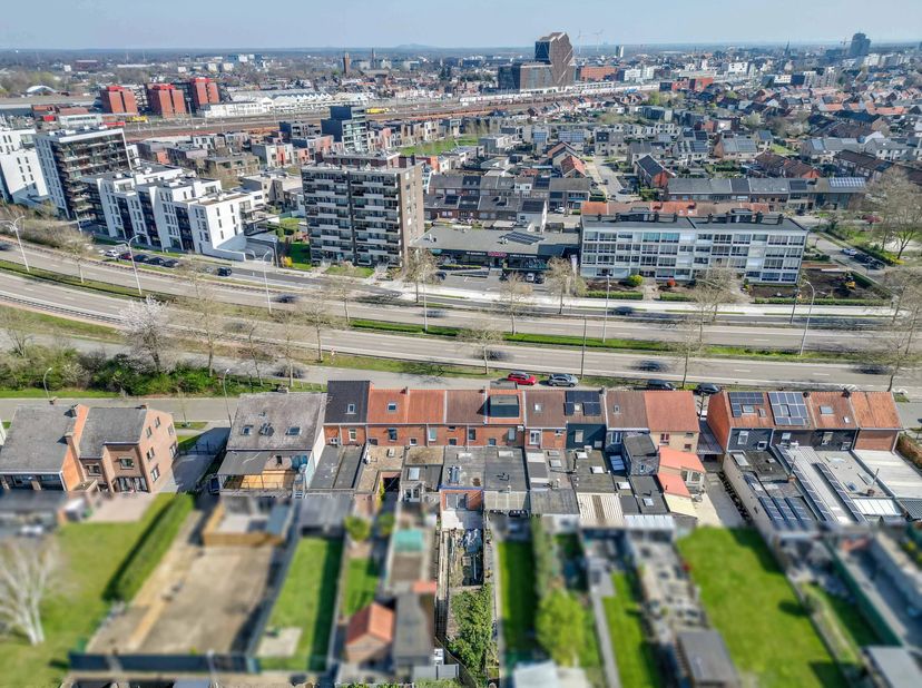 Deze energiezuinige woning met drie slaapkamers en zuidgerichte tuin ligt op een toplocatie, vlakbij het centrum van Hasselt.<br />
De recent volledig