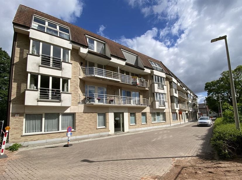 Voor meer informatie betreft de woning, gelieve te surfen naar: https://verdegemvastgoed.be/project/22093/vh_evergem_grossenknetenstraat-6_4<br />
Ind