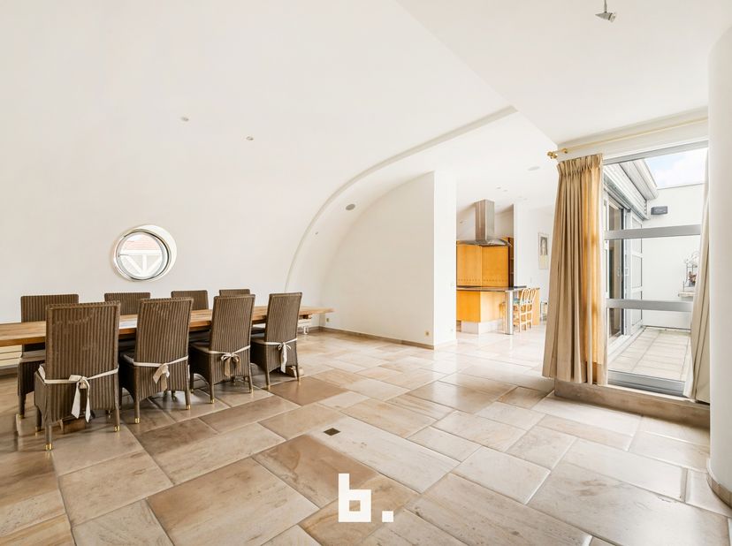 Ontdek dit unieke penthouse met ruim privaat terras in Residentie Pigeon d'Or. Onder de kerktoren, maar toch met alle privacy en ruimte die u kan wens