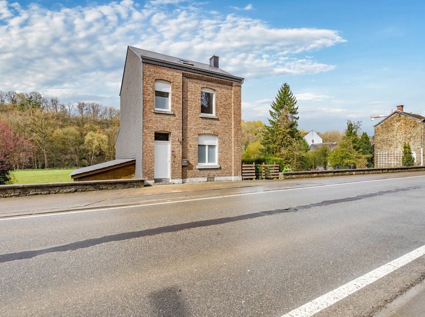 EASYHOME vous emmène aujourd’hui à On (MARCHE-EN-FAMENNE) à la découverte de cette maison 4 façades, solidement bâtie sur une parcelle de plus de 419