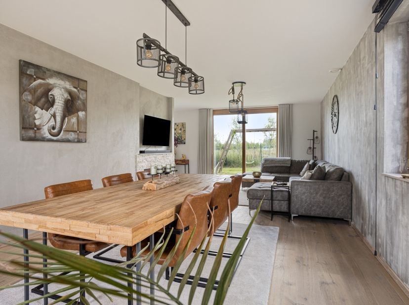 RESIDENTIEEL gelegen VILLA met 4 SLAAPKAMERS en 2 BADKAMERS omringd door aangelegde, ZONNIGE TUIN. Tot. grondopp. 455m2. Deze TIJDLOZE OPEN BEBOUWING