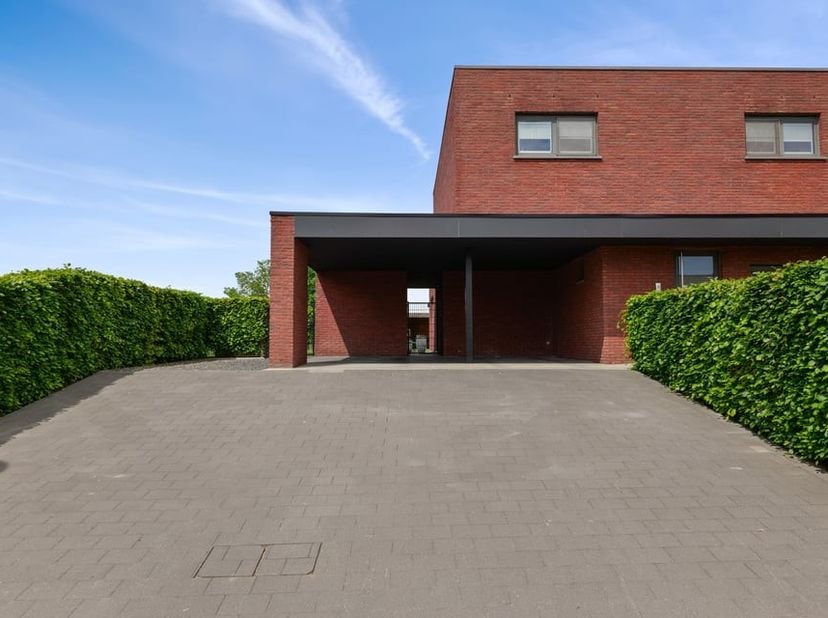 Op een rustige en aangename locatie in de Broekomstraat 42 bevindt zich deze recente open bebouwing uit 2012. De woning combineert modern wooncomfort