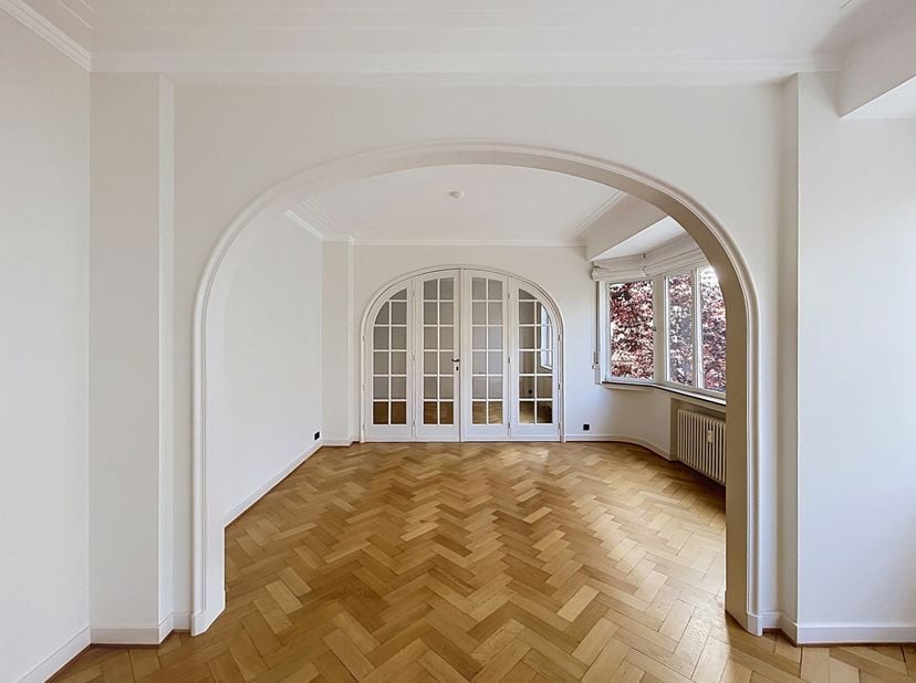 ELSENE – STERREPLEIN | APPARTEMENT MET 1 SLAAPKAMER ±106 M²<br />
In het hart van de prestigieuze Sterrenplein in Elsene, op de hoek van de Ernestinel
