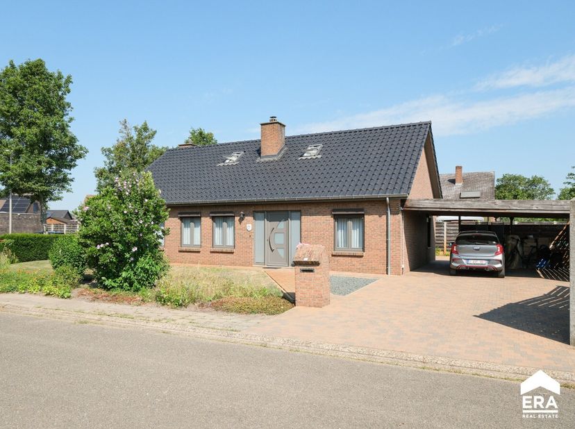 Gelijkvloerse woning te koop op een groene locatie, dicht bij alle voorzieningen (sportgelegenheden, winkels, supermarkten, scholen, openbaar vervoer)