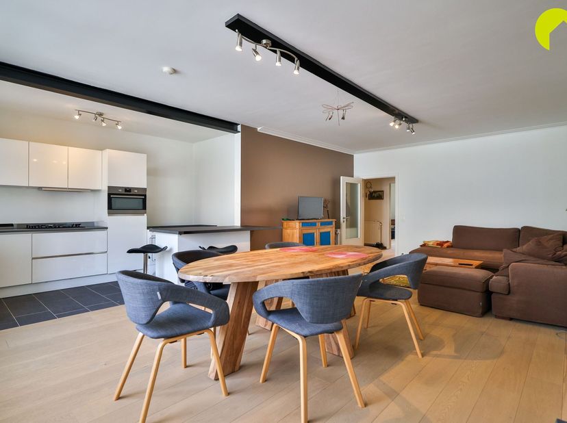 In een aangename woonwijk in Mortsel, vlakbij Fort 4 en Klein-Zwitserland,  vinden we dit zeer verzorgd/ruim 2-slaapkamer appartement op de tweede ver