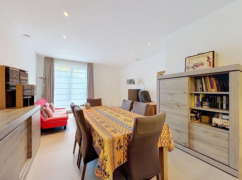 RECENT APPARTEMENT MET GARAGE -<br />
In “Residentie Pont ALBERT”, 1e afdeling, sectie A, nr 80H27P0000 oppervlakte 05a 76 ca: <br />
Appartement “00.