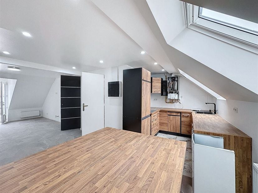 Quartier Flagey - Splendide duplex 1 chambre avec terrasse de +/- 82m² situé au 3ème étage d'un immeuble de 4 étages composé comme suit : un grand séj