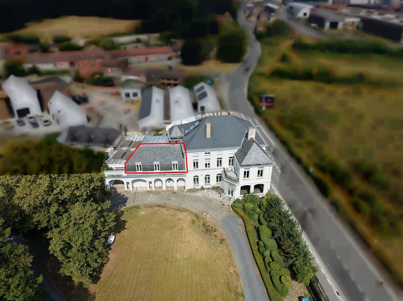 Een complex van vier privékantoren, ideaal ingedeeld in een uitzonderlijke werkomgeving. Gelegen aan de rand van het stadscentrum van Doornik, op een