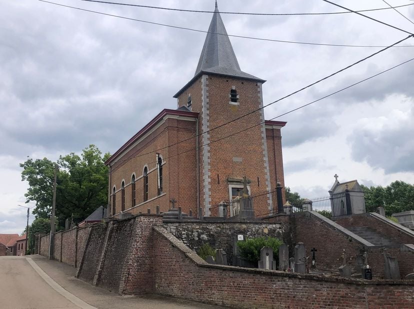 Wie een originele woongelegenheid zoekt of een originele werkplek wenst, vindt zeker zijn gading in deze kerk.<br />
Landelijk gelegen en dit in een