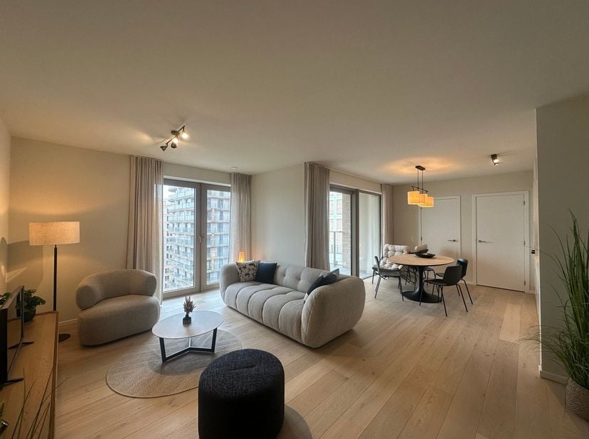 DIt gemeubelde appartement bevindt zich in het moderne nieuwbouwcomplex O’sea en biedt comfortabel en stijlvol wonen op een toplocatie. Vanuit het app