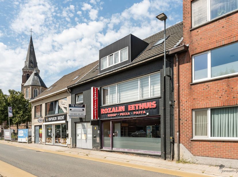 Opbrengsteigendom met handelsgelijkvloers en twee appartementen in het centrum van Brecht<br />
<br />
Bent u op zoek naar een investering met een o