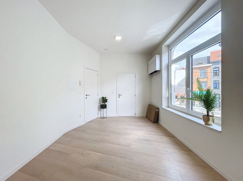 LOCATION :<br />
Ce beau studio est situé au premier étage d'une résidence de petite taille qui a été entièrement rénovée. Les transports en commun, l
