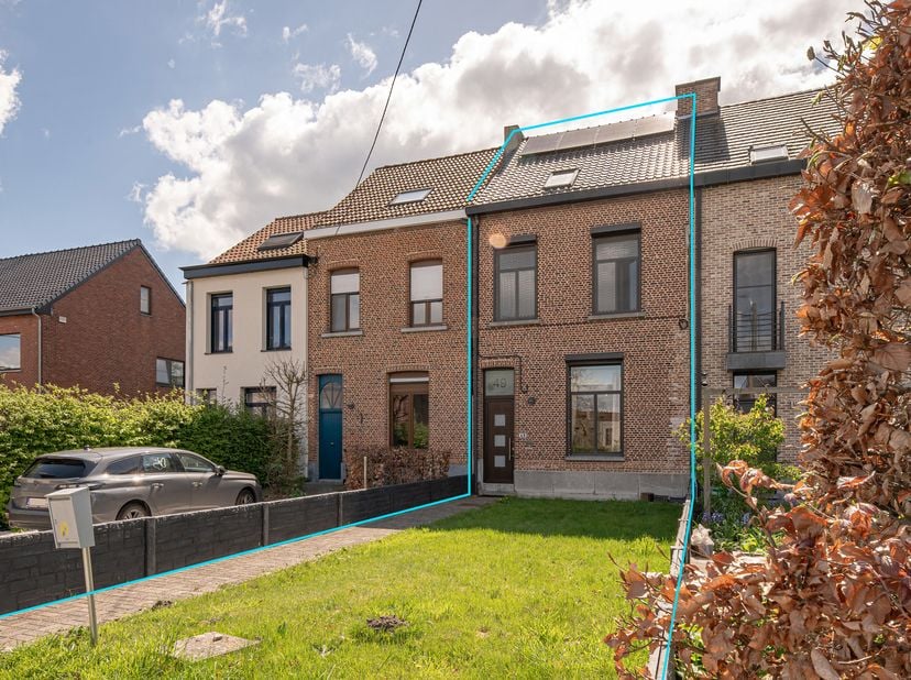 Doodlopend gelegen woning (189m²) met 4 slk’s en zuid gerichte tuin.<br />
BEKIJK ZEKER ONZE (VIRTUELE) GRONDPLANNEN EN ATTESTEN VOOR DE INDELING EN E