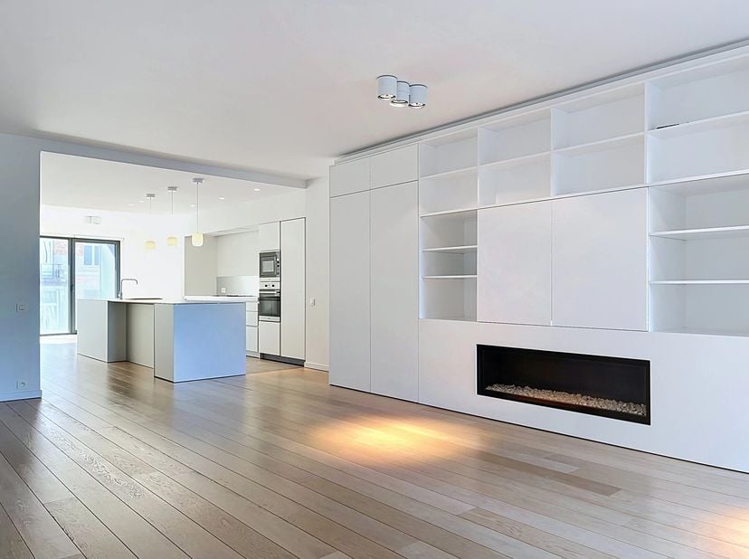 Gelegen op slechts enkele meters van het Montgomery rond punt, ontdek dit appartement met 2 slaapkamers van 145m2 (volgens PEB).<br />
De inkomhal, me