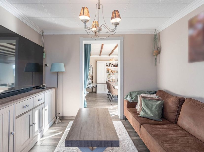 Prachtig gerenoveerde halfopen bebouwing met 4 slpk, gelegen in een rustige omgeving in Peer<br />
Ligging<br />
De woning is gelegen in Peer, in een