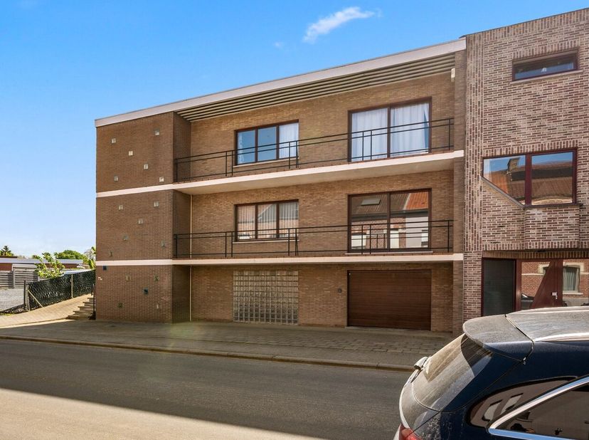 Gelegen in de Raatshovenstraat 73a in Landen, vinden we deze verrassend ruime halfopen bel-etagewoning met tal van mogelijkheden en een uitstekende li