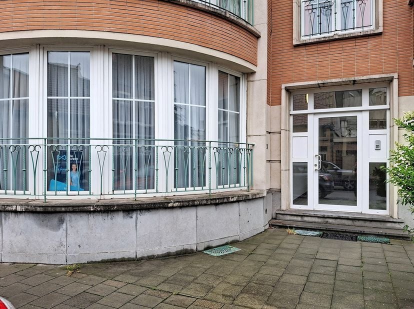 Appartement  au rez-de-chaussée avec salon lumineux, cuisine, chambre, salle de bain moderne et accès à un agréable jardin.
