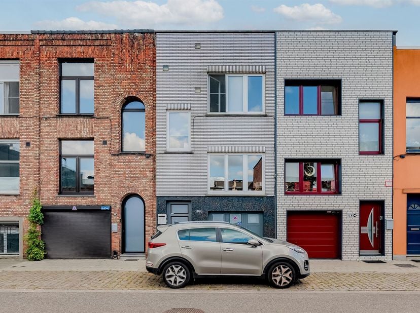 Deze charmante bel-étage te koop is gelegen aan de Van Cortbeemdelei 366 in Antwerpen Deurne. Vlakbij vind je winkels, scholen, openbaar vervoer en vl