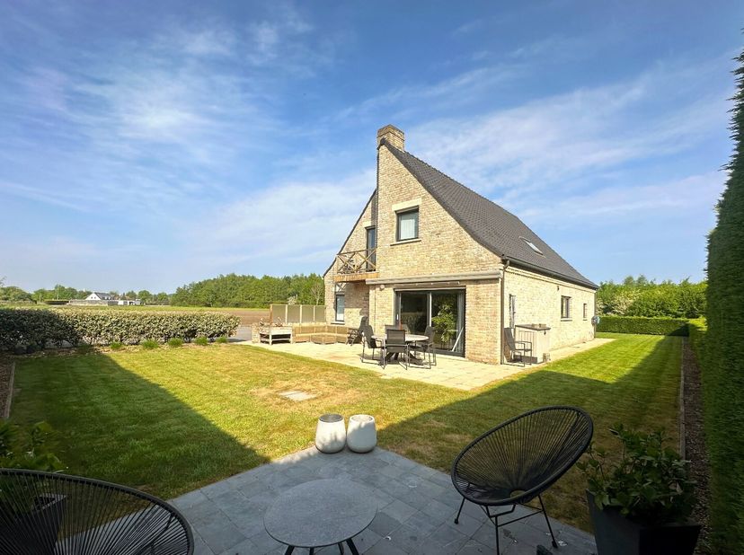 Deze recent gebouwde en uitstekend onderhouden woning met een totale perceeloppervlakte van 18.156 m² is volledig instapklaar en onmiddellijk beschikb