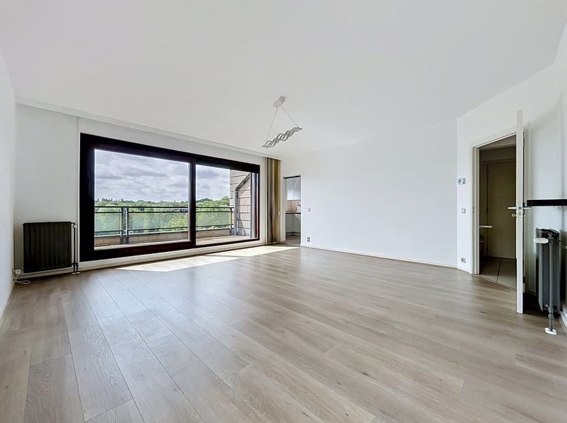 Located just a stone's throw from the Beaulieu metro station and the Japanese School, come and discover this bright corner apartment of +/- 103m².<br