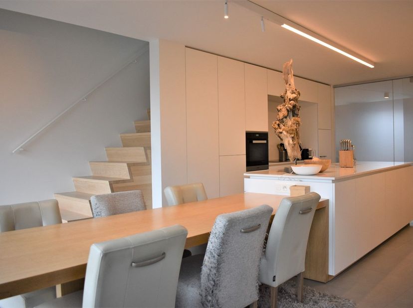 In een rustige straat op een zucht van de markt te Oudenaarde, vinden we deze prachtige hoog afgewerkte duplex. Het appartement omvat een inkom met to
