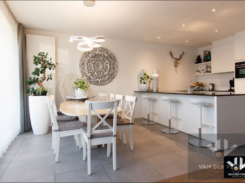 Totaal gerenoveerd gelijkvloers 3 slpk-appartement met gezellig terras op een toplocatie. Garagebox optioneel!<br />
<br />
TROEVEN:<br />
<br />
	Abs