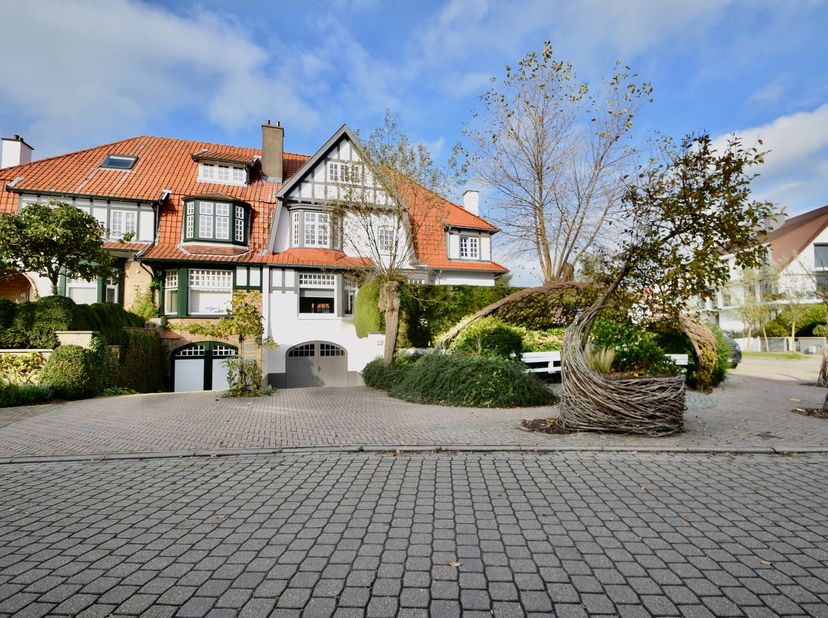 Prachtige karaktervolle villa in hartje Zoute, op enkele stappen van het Dominicanenkerkje en het strand te huur. Indeling: Inkomhal met vestiaire en