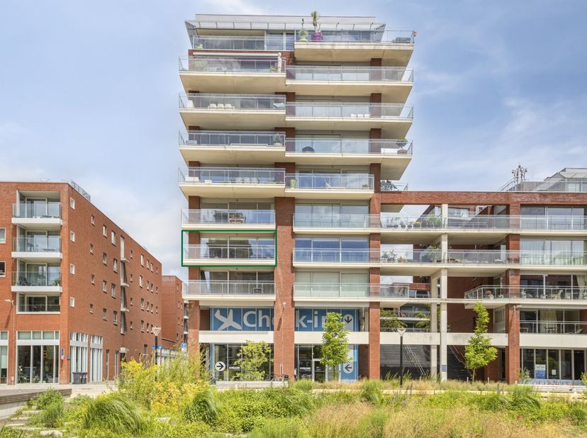 Dit instapklare appartement met twee slaapkamers aan de Vaartkom in Leuven biedt een sterke combinatie van ruimte, comfort en een prachtig uitzicht op