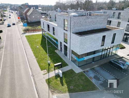                                         Bâtiment commercial à louer à Oostham, € 3.417
