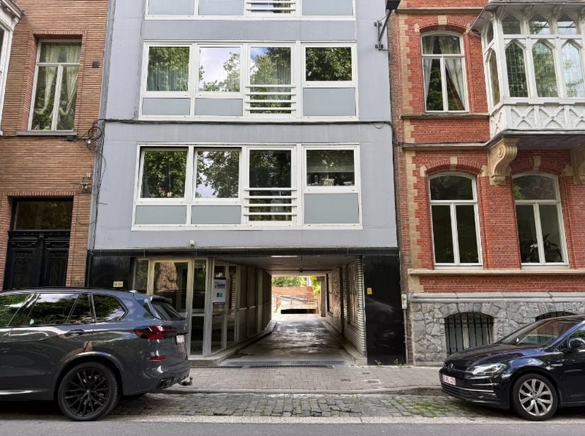 Deze goed gelegen garagebox bevindt zich op een toplocatie nabij het Citadelpark en op korte afstand van het station Gent-Sint-Pieters.<br />
<br />
D