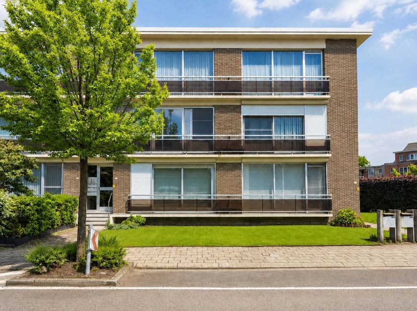 Op zoek naar een interessante investering met onmiddellijk rendement? Dit appartement op de tweede verdieping combineert een gunstige ligging met een