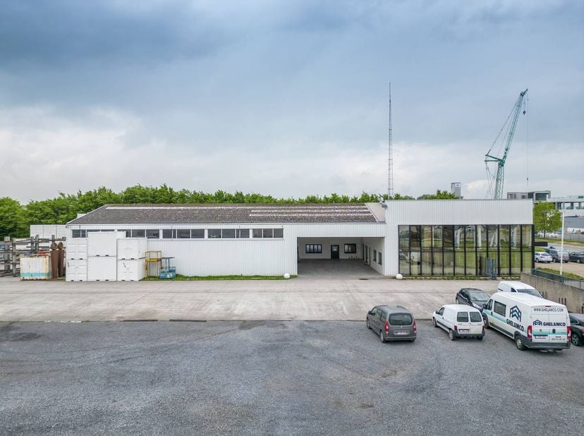Bedrijfsgebouw te koop in de industriezone van Ieper.<br />
<br />
Indeling:<br />
- Grondoppervlakte: 5.641m²<br />
- Kantoren: 1.449m² (glv: 764m² -