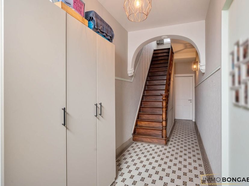 Deze karaktervolle woning is gelegen in de Cobbestraat, een rustige éénrichtingsstraat in het centrum van Bree. Alle basisvoorzieningen zoals winkels,