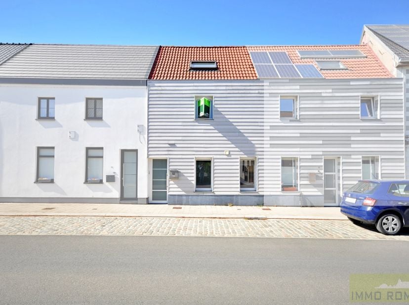 Deze goed onderhouden woning met 3 slaapkamers en tuin treffen we in het centrum van Berchem, deelgemeente van Kluisbergen! Zeer rustig gelegen, met t
