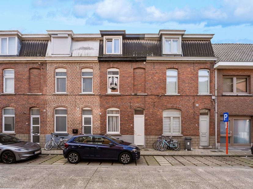 Bent u op zoek naar een ideale starterswoning of een interessante investering?<br />
Dan is deze volledig vernieuwde woning in het centrum van Lokeren