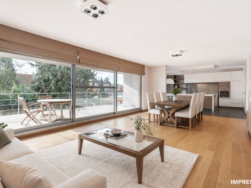 Laat u betoveren door dit uitzonderlijk ruime en luxueus afgewerkte appartement in het hart van Wommelgem, waar licht, comfort en elegantie harmonieus