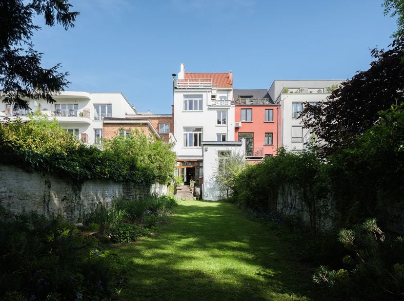 In een rustige, residentiële straat in het gegeerde Ukkel bevindt zich deze uitzonderlijke herenwoning vol authenticiteit, charme en ruimte. Achter de